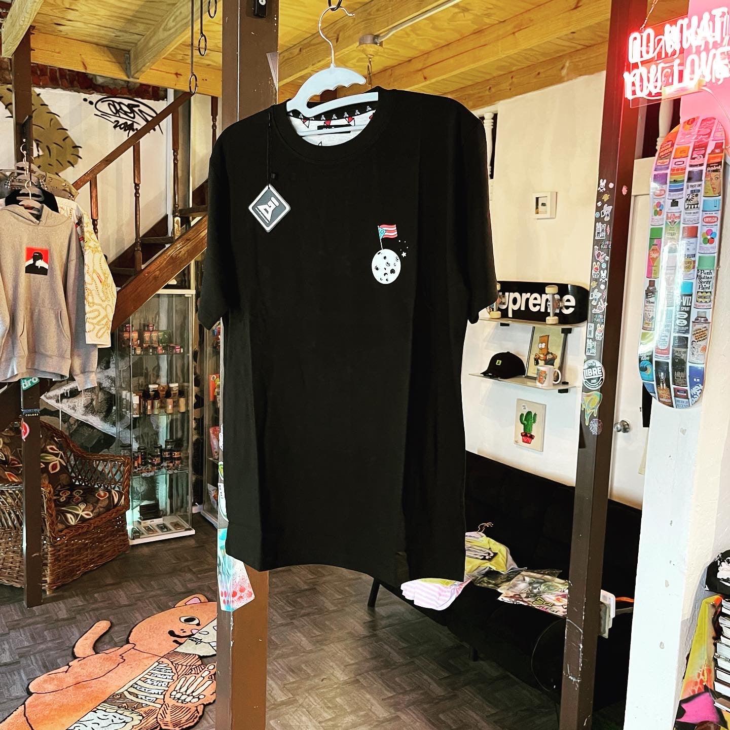 Ruteando Mi Isla X Dlab "Boricua en la Luna" Tee - DlabStore